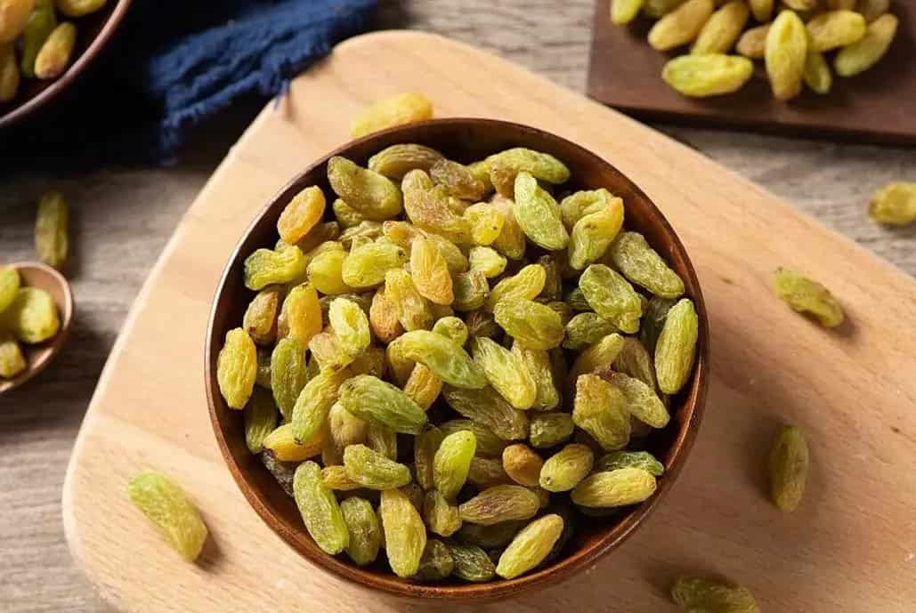 کشمش سبز ملایر محصول باغ‌های انگور همدان
